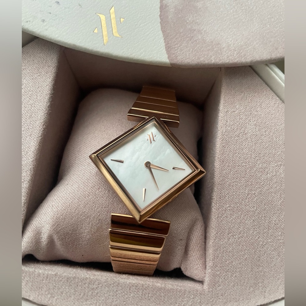 Brand new Luna Vanna bracelet watch in rose gold with a pearl face